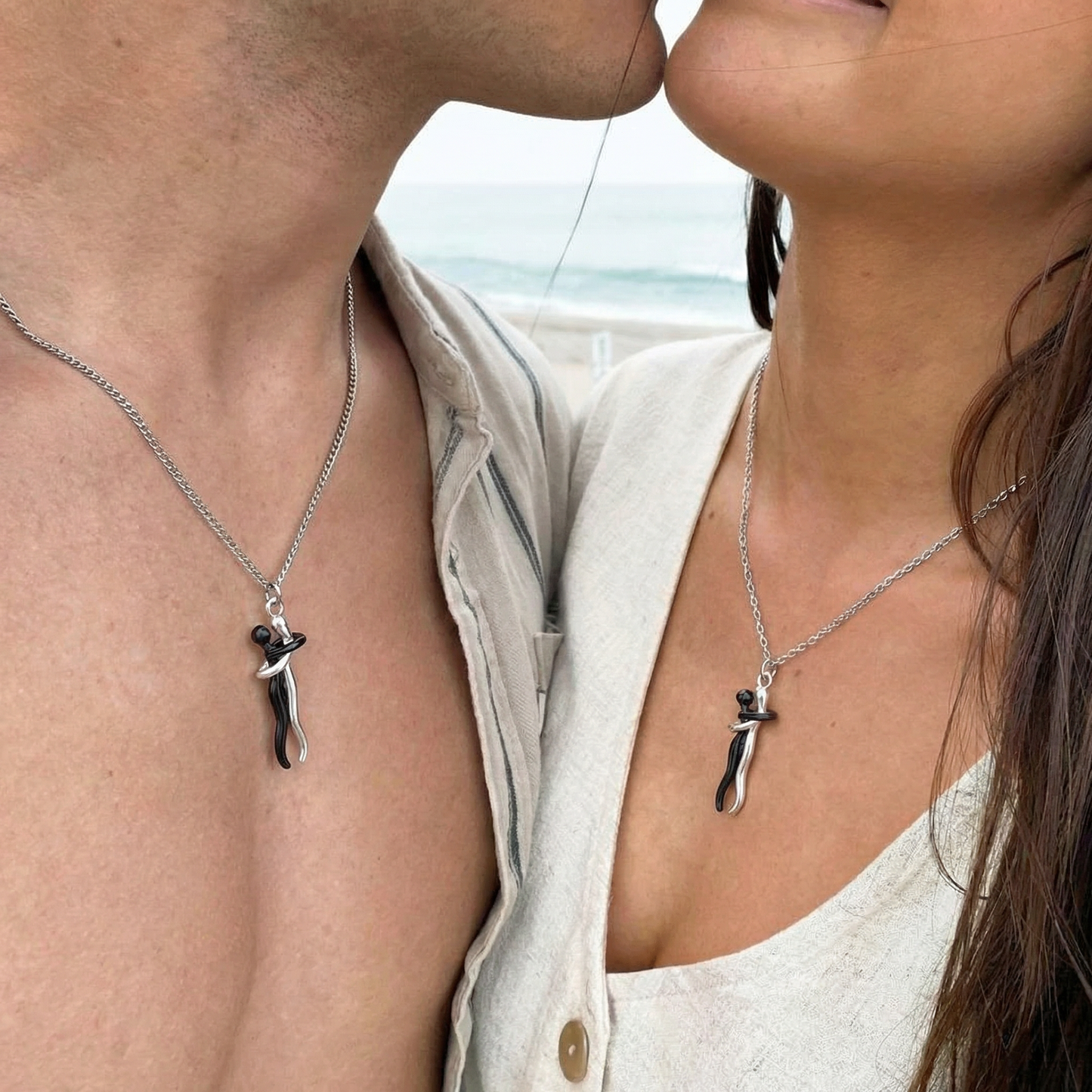 Black Hug Couple Pendant ✨